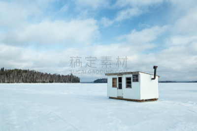 湖,木制,冻结的,冰钓,防空洞,留白,水平画幅,云,雪,无人
