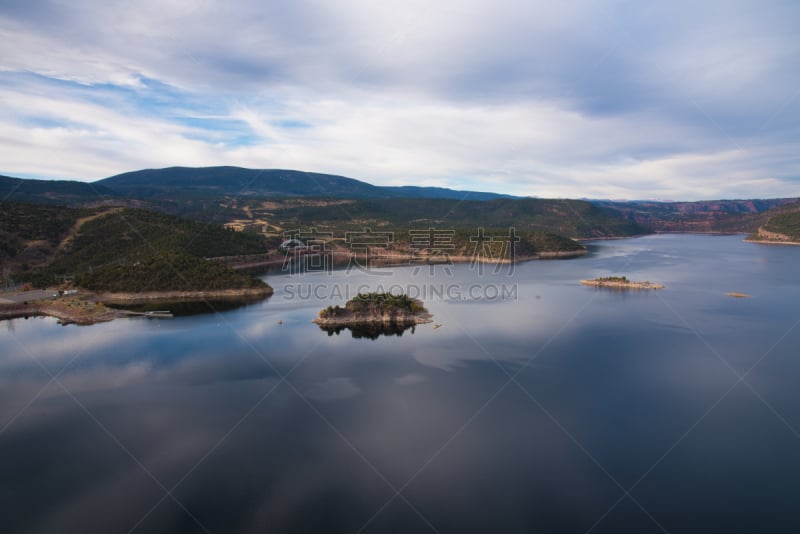 弗莱明乔治水库,水,天空,美国西部,沟壑,水平画幅,无人,怀俄明,岩层,夏天