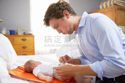卧室,婴儿,父亲,尿布,穿衣服,职业,改变形式,羊毛帽,通勤者,席子