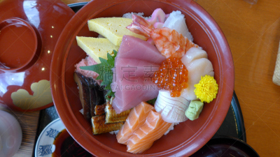 生鱼片,虾,三文鱼,米,鸡蛋,鱿鱼寿司,鲔鱼,斑节对虾,酱油,鱼子酱