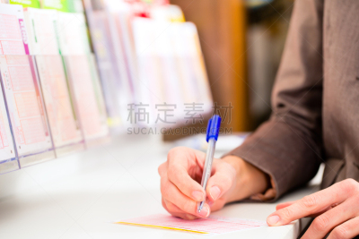票,进行中,青年女人,商店,幸运数字,彩票,乐透奖,累积赌注,女人,水平画幅