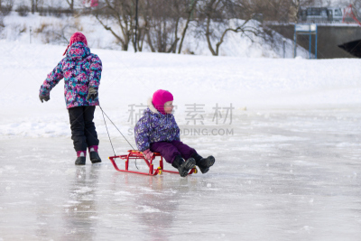 姐妹,儿童,动物雪车,幸福,溜冰场,雪,老年人,周末活动,休闲游戏,仅儿童