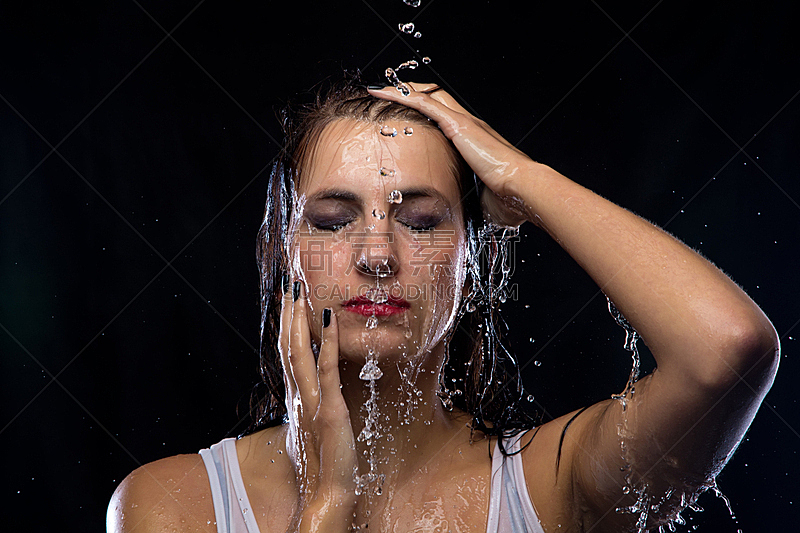 女人,棕色头发,在下面,自来水,水,美,30到39岁,水平画幅,湿,户外