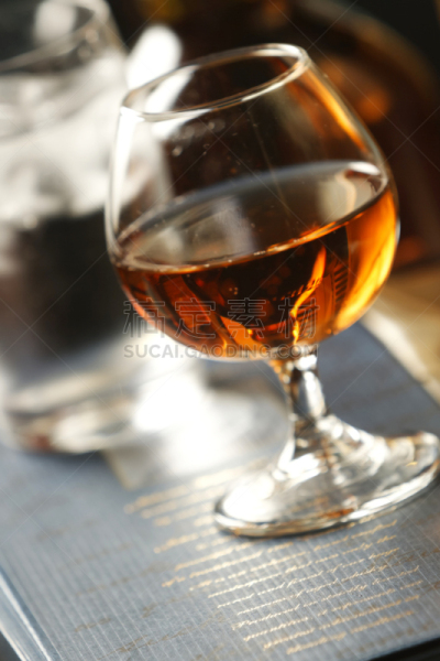 葡萄酒,郁金香蛋糕,图像,白兰地酒杯,马提尼酒杯,开胃酒,橄榄,喝醉的,接力赛,前面