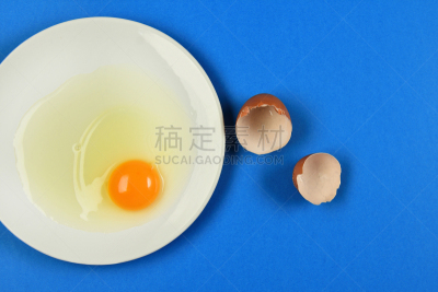 卵,破碎的,蓝色背景,餐具,水平画幅,高视角,奶泡,蛋糕,生食,蛋清