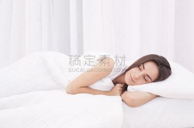 床,白色,自然美,青年女人,枕头,侧面视角,舒服,白人,仅一个女人,高举手臂
