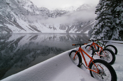雪,湖,静止的,河岸,胖胎自行车,骑自行车,水平画幅,冬天,山,清新