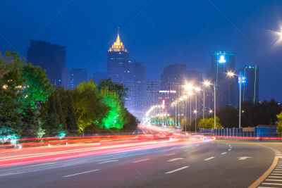 光,运动跑道,水平画幅,夜晚,无人,陆用车,交通,户外,活力,都市风景