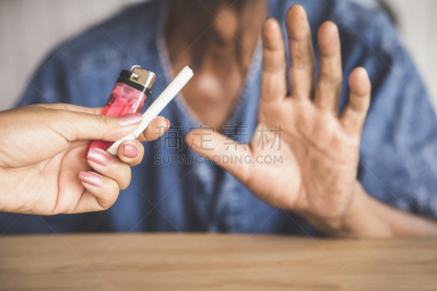吸烟问题,停止标志,香烟,手,概念,老年男人,水平画幅,癌症,禁止的,特写
