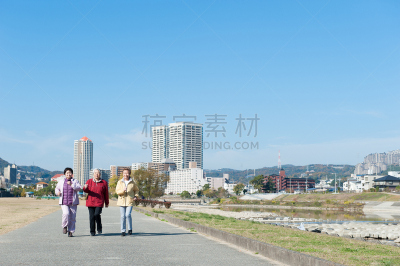 老年女人,友谊,宝冢市,兵库县,天空,水平画幅,伴侣,人群,户外,步行