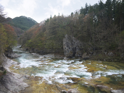 水上町,山,河流,水,沟壑,水平画幅,无人,户外,石材,草