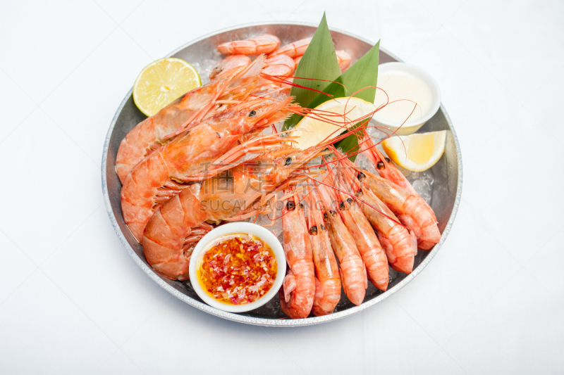 白色背景,精制虎虾,格子烤肉,传统,清新,食品,橙色,柠檬,酱汁,餐具