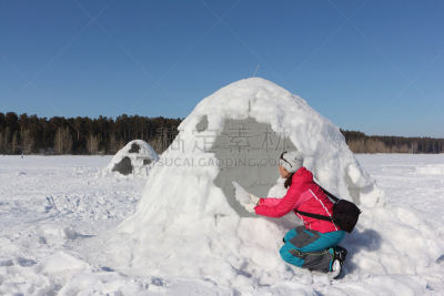 雪,冬天,女人,幸福,林间空地,圆顶雪屋,平衡折角灯,红夹克,天空,留白
