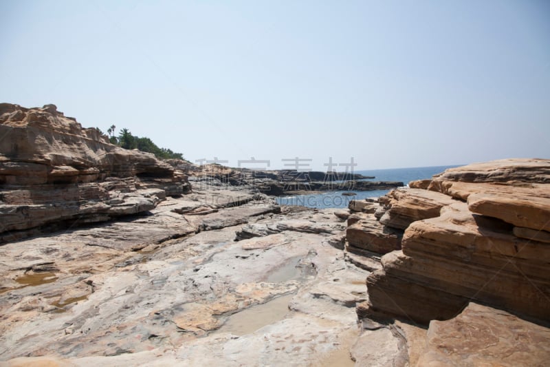 岩石,海岸线,被侵蚀的,波浪,天空,褐色,伪装色,水平画幅,风化的,当地著名景点