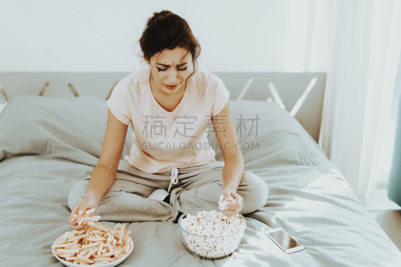 女人,炸薯条,爆米花,一个物体,青春期,一个人,沙发,哀悼者,问题,少女