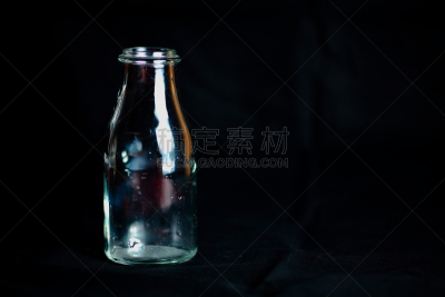 黑色背景,牛奶瓶,玻璃体液,苏打水瓶,烧杯,葡萄酒,水,水平画幅,形状,无人