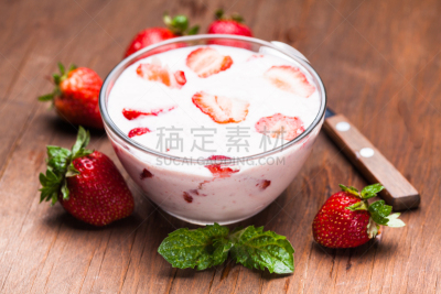 酸奶,草莓,奶酒,酸乳酒,奶制品,桌子,水平画幅,木制,水果,无人