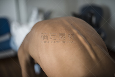 背痛,脚印,身体匍伏前进运动,水平画幅,形状,脊柱,病人,线条,重量