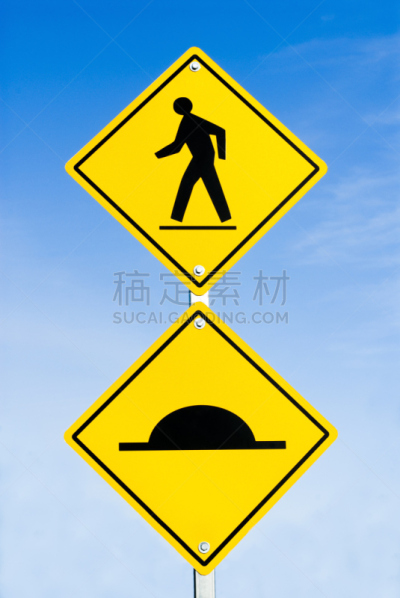 交通标志,垂直画幅,天空,机敏,行人交叉路标志,色彩鲜艳,黑色边框,蓝色,符号,行人