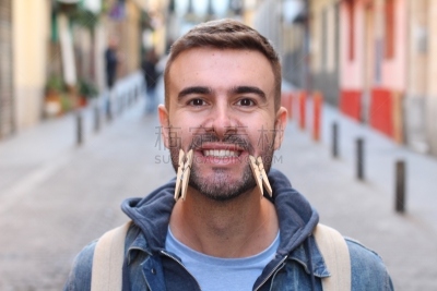 人造的,青年男人,纯洁,木偶,仅男人,衣夹,一个人,仅一个男人,人的牙齿,拿着