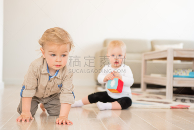 可爱的,玩具,家庭生活,进行中,女孩,男孩,人,姐妹,男性,兄弟
