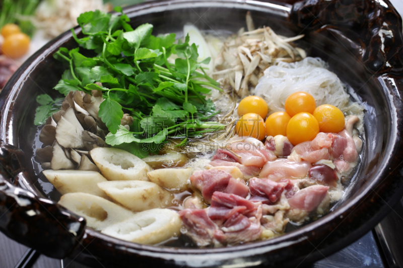食品,鸡肉火锅,蒟蒻,鱼汤肉汤,日本秋田犬,牛蒡,日式炖菜,炖锅,酱油,葱