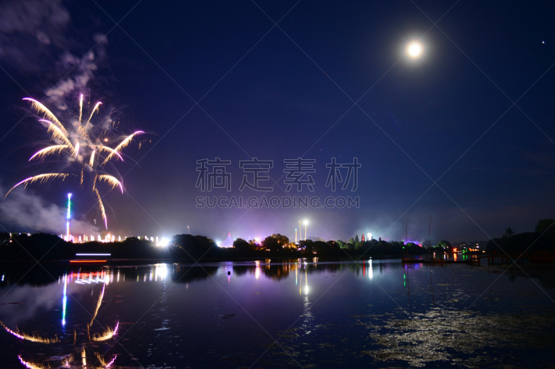 放焰火,怀特岛音乐节,水,天空,留白,夜晚,月亮,在边上,曙暮光,夏天