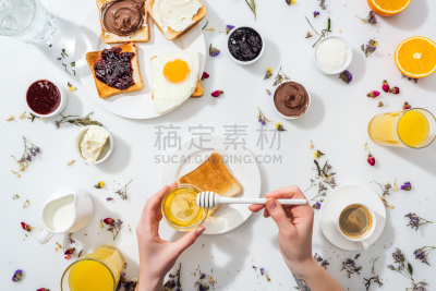 部分,蜂蜜汲取器,蜂蜜,拿着,白色,女人,碗,透过窗户往外看,成年的,仅成年人