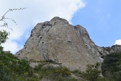 El monolito rocoso de Peña de Bernal, ubicado en Querétaro, México, es considerado el tercero más grande del mundo y es uno de los principales atractivos turísticos de esa región.
