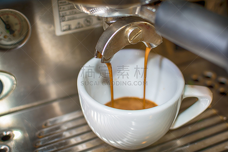 咖啡,制造机器,烤咖啡豆,褐色,芳香的,水平画幅,早晨,饮料,特写,机器