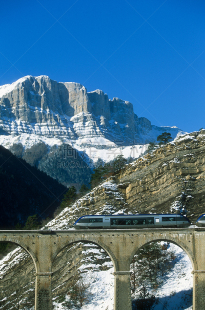 Régional train on viaduct