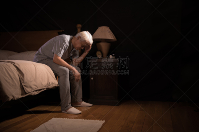老年人,一个人,失眠症,沮丧,床,亚洲人种,成年的,仅成年人,人,男性
