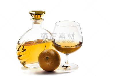 白兰地酒杯,白兰地,橙子,瓶子,白色背景,水平画幅,无人,玻璃杯,布兰蒂诺维德,含酒精饮料