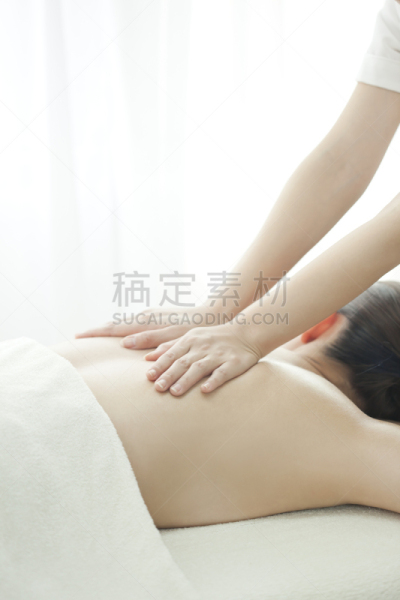 背面视角,美容师,垂直画幅,美,遮住脸,四肢,spa美容,家具,按摩师,肩胛骨