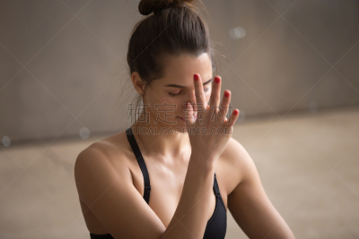 nadi,女人,美女,灰发,花花公子,青年人,呼吸运动,手印（印度传统或佛教）,瑜伽,黑带