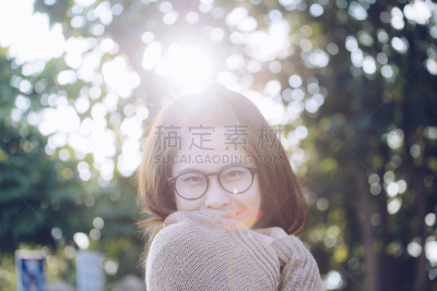 女人,背景,注视镜头,俄亥俄河,背景虚化,玻璃假眼,低照明,青少年,女朋友,早晨