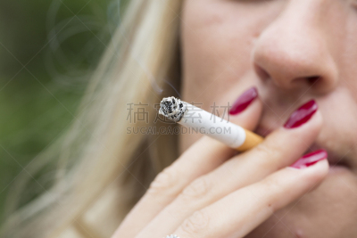 青年女人,特写,荷兰,香烟,金色头发,年龄,成年的,仅成年人,青年人
