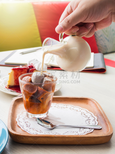 牛奶,玻璃杯,茶,冻结的,香草冰淇淋,冰块,垂直画幅,褐色,配方,茶碟