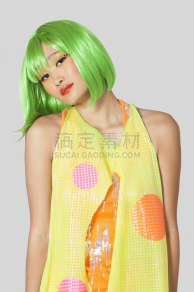 青年女人,臭,绿色头发,垂直画幅,正面视角,半身像,注视镜头,化妆用品,仅成年人,日本人