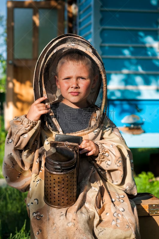 蜜蜂,beekeeper,幼小动物,男孩,垂直画幅,家畜,木制,蜂箱,蜂蜡,盒子