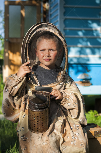 蜜蜂,beekeeper,幼小动物,男孩,垂直画幅,家畜,木制,蜂箱,蜂蜡,盒子