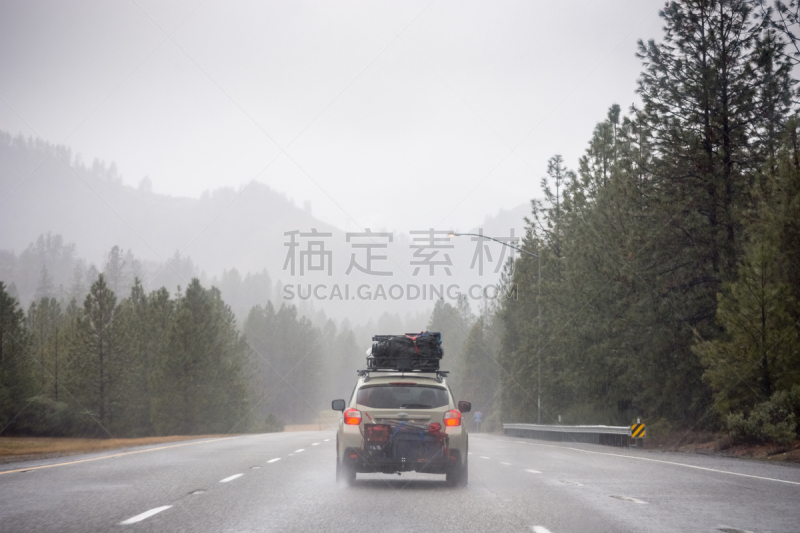 负担过重,美国西北太平洋地区,汽车,自驾游,雨,家庭,俄勒冈州,从在汽车上的角度拍摄,北加利福尼亚州,行李