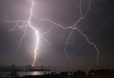 在上面,玛丽王后号邮轮,暴风雨,水平画幅,夜晚,无人,光,客轮,城市,雷雨