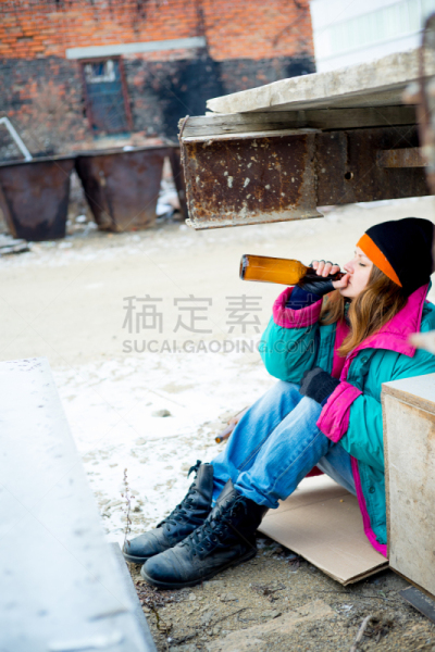 女人,流浪汉,垂直画幅,悲痛,含酒精饮料,户外,白人,仅成年人,俄罗斯