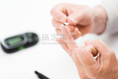 血糖检测,老年女人,多糖症,糖尿病,血糖过低,血糖,血糖测定仪,葡萄糖,胰岛素,仅成年人