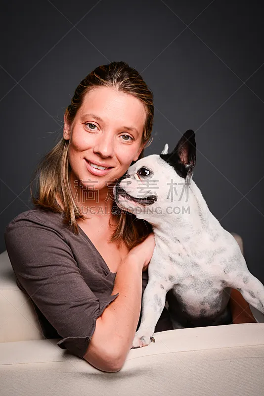 法国斗牛犬 影棚拍摄 宠物 分离着色 青年女人 快乐 垂直画幅 美 机敏 美人图片素材下载 稿定素材