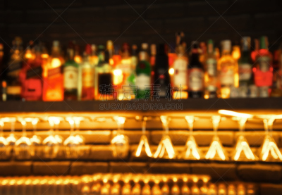 含酒精饮料,玻璃杯,运动模糊,瓶子,吧台,酒馆,空杯子,夜总会,照明设备