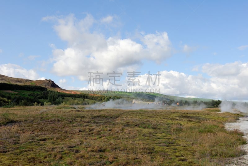 间歇泉,冰岛国,冰岛中部,水,天空,水平画幅,喷泉,烟,白色,田地