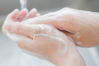 女人,洗涤液,烘手机,矫饰主义,兼并和收购,水,卫生间,仅成年人,肥皂,青年人