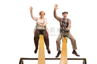 女人,全身像,跷跷板,注视镜头,老年男人,丈夫,背景分离,妻子,异性恋,平衡